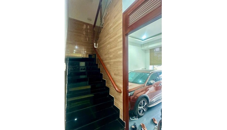 Nhà 3 Tầng 5x30m, cách Chợ Thủ Đức 300m, Xe Hơi Vào Nhà